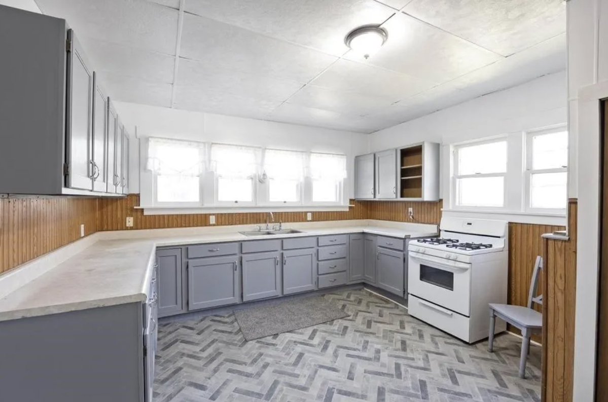 oldhouses100k's tweet image. $55K. Clean and #Affordable #Kansas home featuring fresh paint, eat-in kitchen and tiled bath. . oldhousesunder50k.com/eat-in-kitchen…