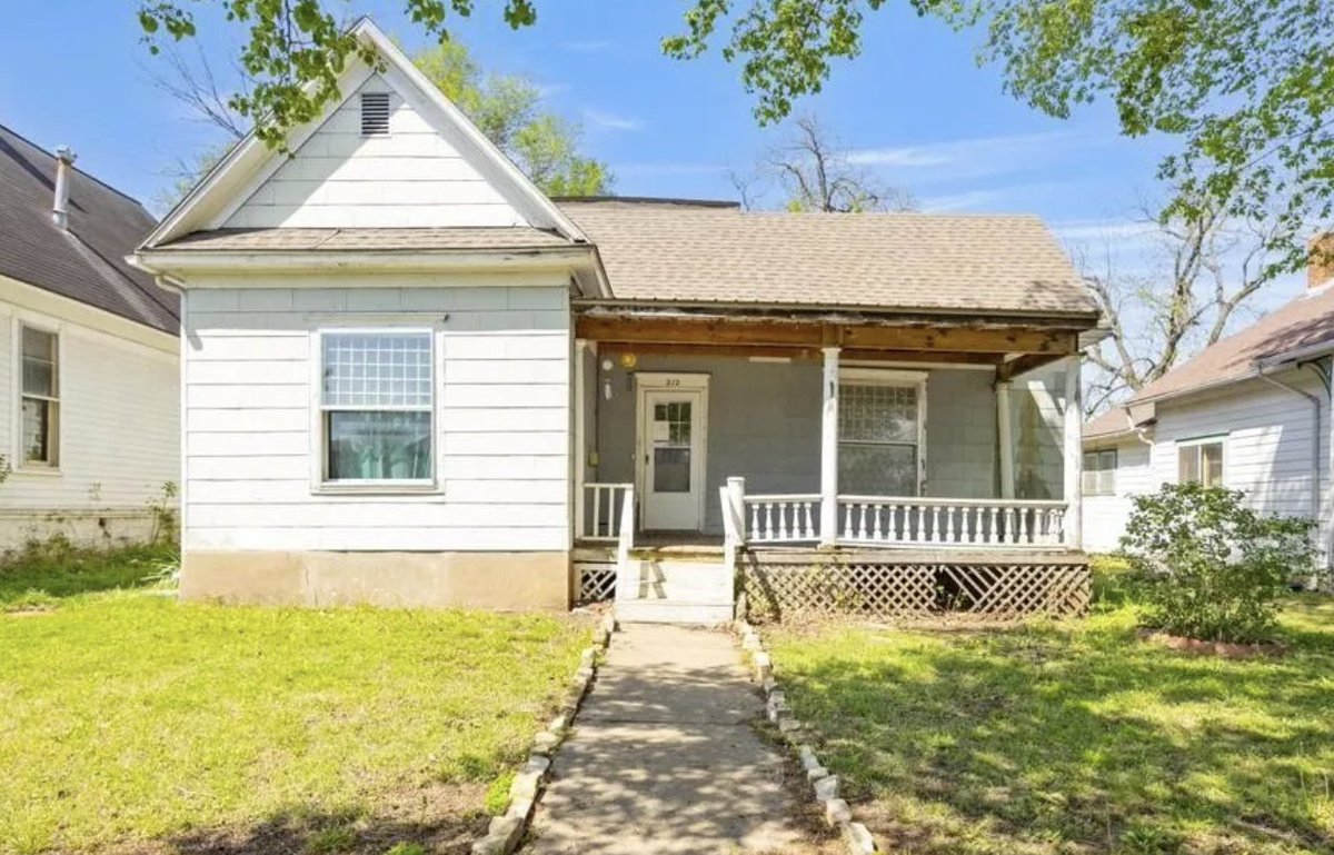 oldhouses100k's tweet image. $55K. Clean and #Affordable #Kansas home featuring fresh paint, eat-in kitchen and tiled bath. . oldhousesunder50k.com/eat-in-kitchen…