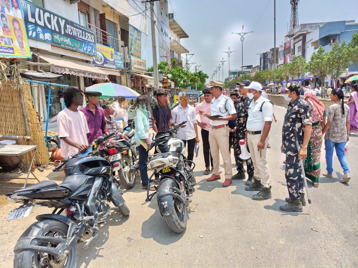 SPNARAYANPET's tweet image. మైనర్లు డ్రైవింగ్ చేస్తే కఠిన చర్యలు: ట్రాఫిక్ ఎస్ఐ కృష్ణ చైతన్య
మైనర్ డ్రైవింగ్, త్రిబుల్ రైడింగ్, సెల్‌ఫోన్ డ్రైవింగ్‌పై ప్రత్యేక డ్రైవ్, అవగాహన
తల్లిదండ్రులు &amp;amp; వాహన యజమానులపై కూడా చర్యలు
రోడ్డు భద్రత కోసం ట్రాఫిక్ నియమాలు తప్పనిసరిగా పాటించాలి.
#RoadSafety
 #TrafficRules