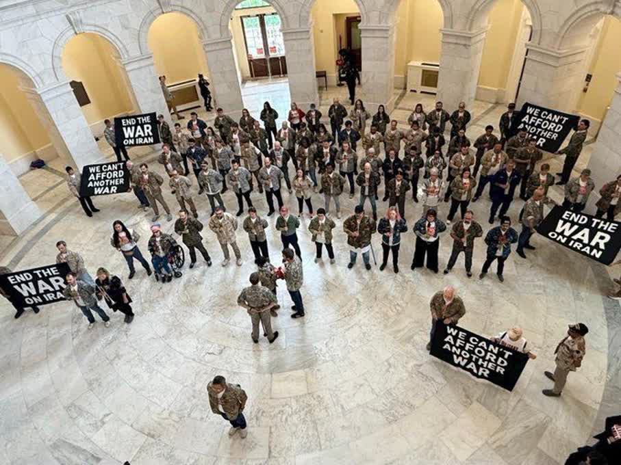 Whois_ImamMahdi's tweet image. Inner awakening that was promised for the end times:
American soldiers, in solidarity with the Iranian people, held red tulips in Congress.
#empathy
#unity
#WhoIsImamMahdi