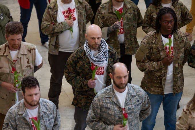 Whois_ImamMahdi's tweet image. Inner awakening that was promised for the end times:
American soldiers, in solidarity with the Iranian people, held red tulips in Congress.
#empathy
#unity
#WhoIsImamMahdi