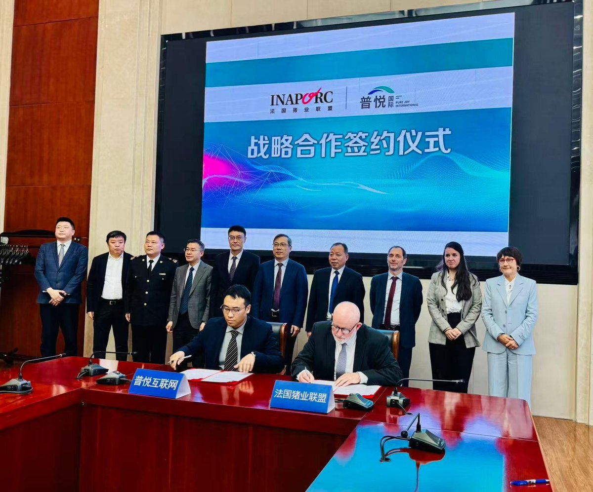 INAPORC's tweet photo. Philippe Bizien signe un accord avec Pure Joy Plateform Service. 

L’objectif est de renforcer les liens de coopération avec le port de #Tianjin en Chine. 

🐷Tianjin est le port leader pour les importations de viande congelée en Chine

🐷La Chine est le premier marché à l’exportation pour la filière porcine française : 105 000 tonnes en 2025.

🐷En juin 2024, la France et la Chine ont signé un accord pour permettre l’exportation des abats blancs français en Chine. 

🐷Après audit, 5 entreprises ont été agréées.

🐷Nous saluons aujourd’hui l’arrivée des premiers containers sur le port de Tianjin 👏

Merci aux équipes de la DGAL, de FranceAgrimer mais aussi de l’Ambassade de France en Chine pour leur travail pour faire aboutir ce dossier.

@AnneRichardLaco @AdocomRP @arnaultnarcy @SNIA_FR
@lacoopagricole @FNSEA @coordinationrur @culture_viande @FICT_FRANCE @confboucherie @lacnct @RESTAU_CO @FCDfrance @Agri_Gouv  @FranceAgriMerFR @France_en_Chine 
 #porc #porcfrancais #chine
