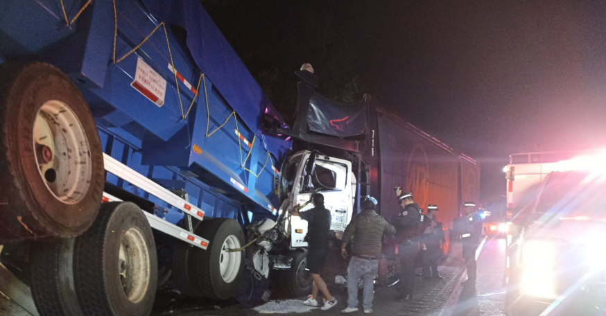 Ventanavermx's tweet image. #Tráiler y #camión de carga se impactan en la autopista #México-#Puebla
Nota: ventanaver.mx/principal/trai…