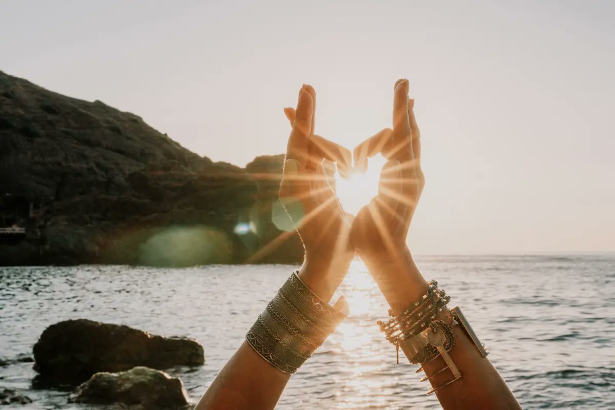 Psychic_Network's tweet image. Happy #WorldEarthDay! 🌍✨ Today is the perfect day to use your favourite crystals, step into nature and listen to the whispers of the universe.

Stay grounded. Stay connected. 🙏

#EarthDay2024 #Mindfulness #PsychicNetwork