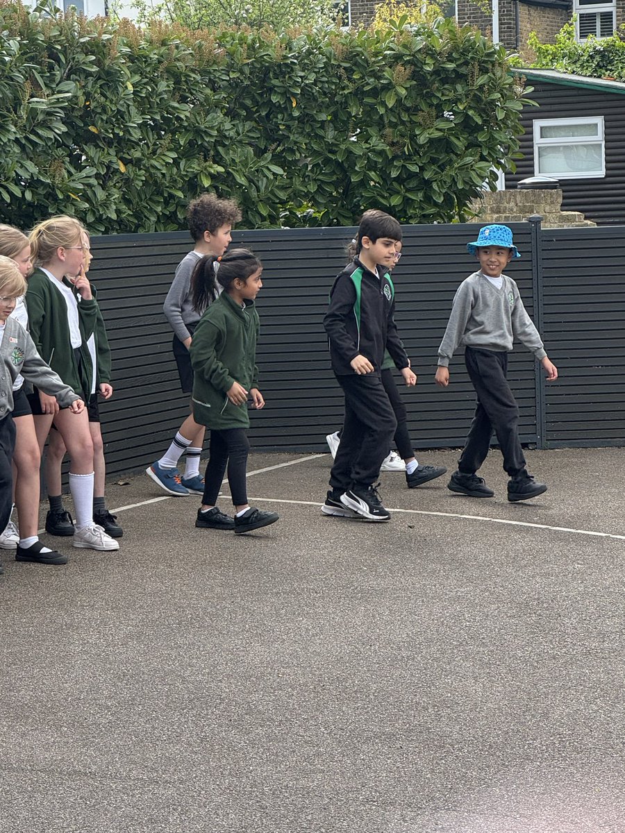 ManorParkSchSM1's tweet photo. Another fantastic cricket session today with @SurreyCricketFd! We practised our batting skills and learnt the correct grip for when we hit the ball #MPPAPhysicalEd https://t.co/fbdHEkzuP1