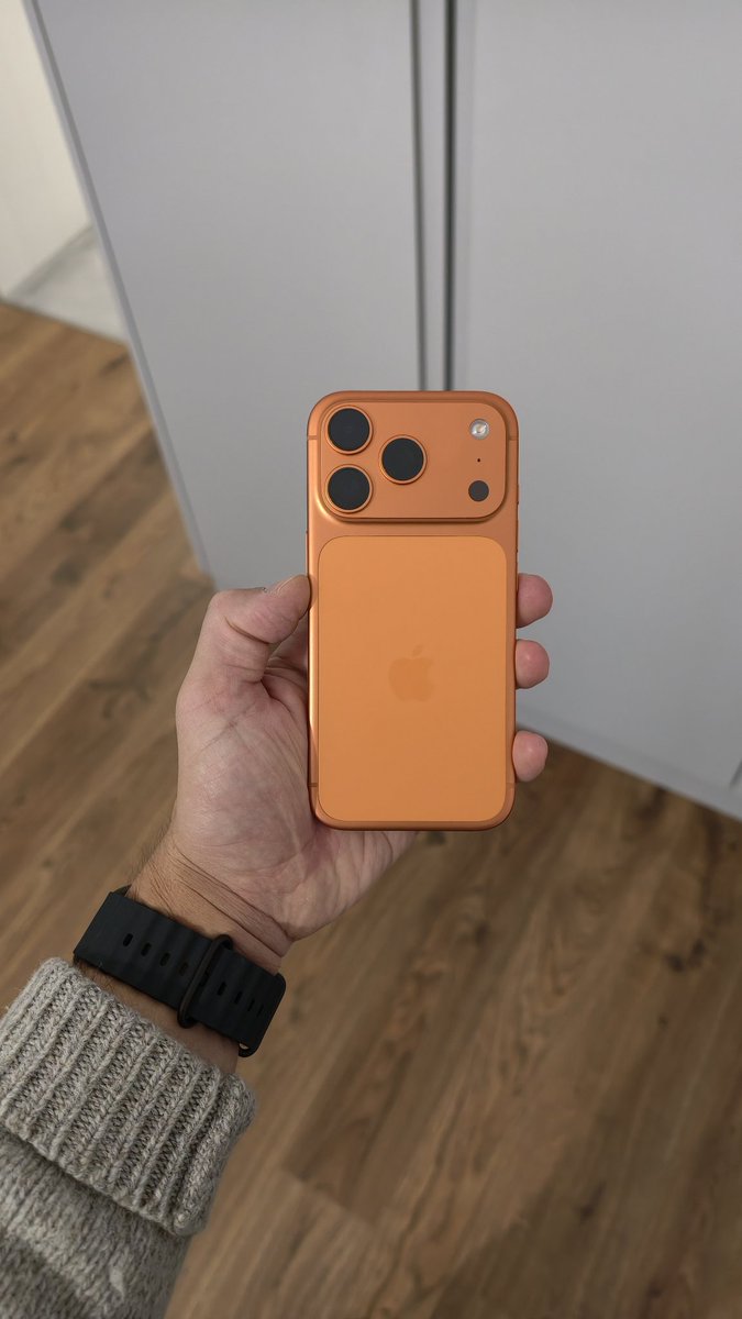 Porzuc_'s tweet image. Nie ma ktoś na sprzedaż pomarańczowego #iPhone #iPhone17Pro? A może wymiana na #Samsung #GalaxyS26Ultra 😅?