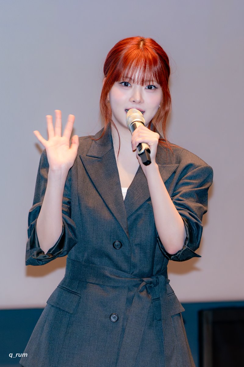 260421 무대인사  

#르세라핌 #LE_SSERAFIM
#홍은채 #HONGEUNCHAE