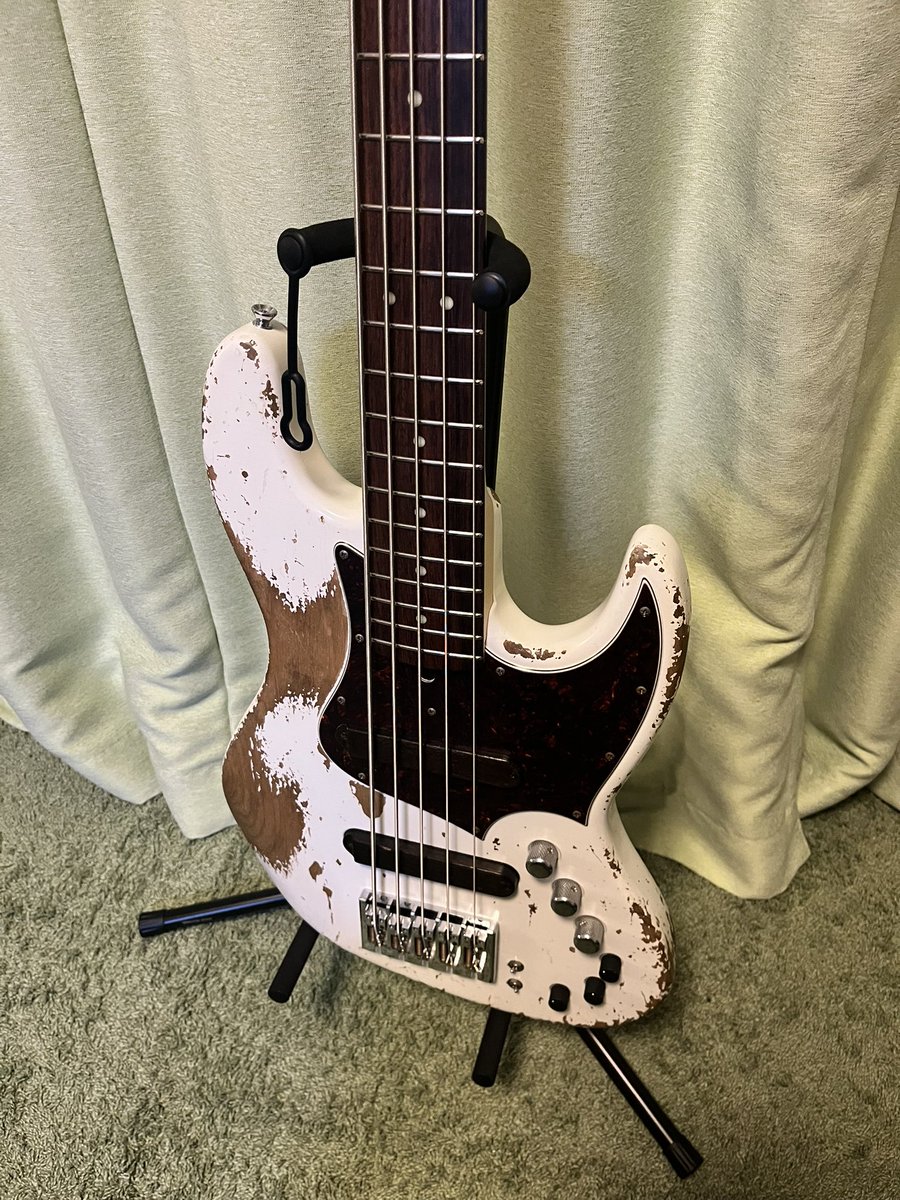 snow_bass_y's tweet image. MNG!!
Xotic XJ-1T
念願のxoticを購入しました！
ジャズベの乾いた音と甘いトーンを兼ね備えたいい竿です
エイジドも素晴らしい
弾き倒します
#MNG  #xotic