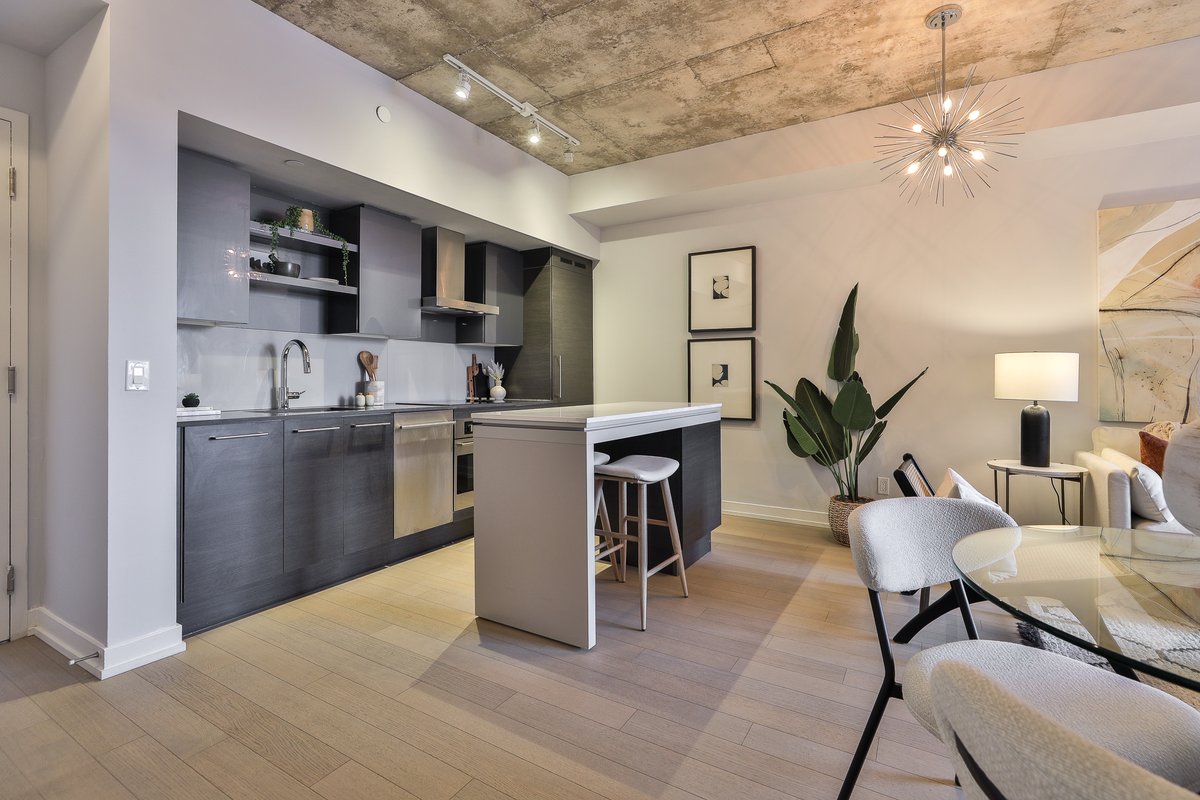 mattmanuelTO's tweet photo. 1+den at DNA3 on King West, near Trinity Bellwoods.🌳
Cecconi Simone design, sleek kitchen, rich oak floors.
Proper bedroom - no sliders.
Smart choice. 🧠 https://t.co/Bw89VGz51i