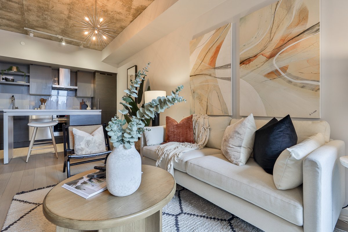 mattmanuelTO's tweet photo. 1+den at DNA3 on King West, near Trinity Bellwoods.🌳
Cecconi Simone design, sleek kitchen, rich oak floors.
Proper bedroom - no sliders.
Smart choice. 🧠 https://t.co/Bw89VGz51i