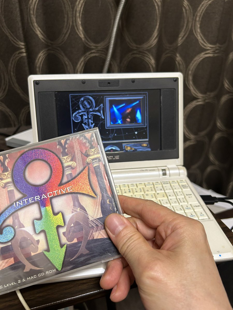 smgfnk's tweet image. 実家に眠ってた初代EeePCの最高な活用法を見つけた！ #prince #interactive