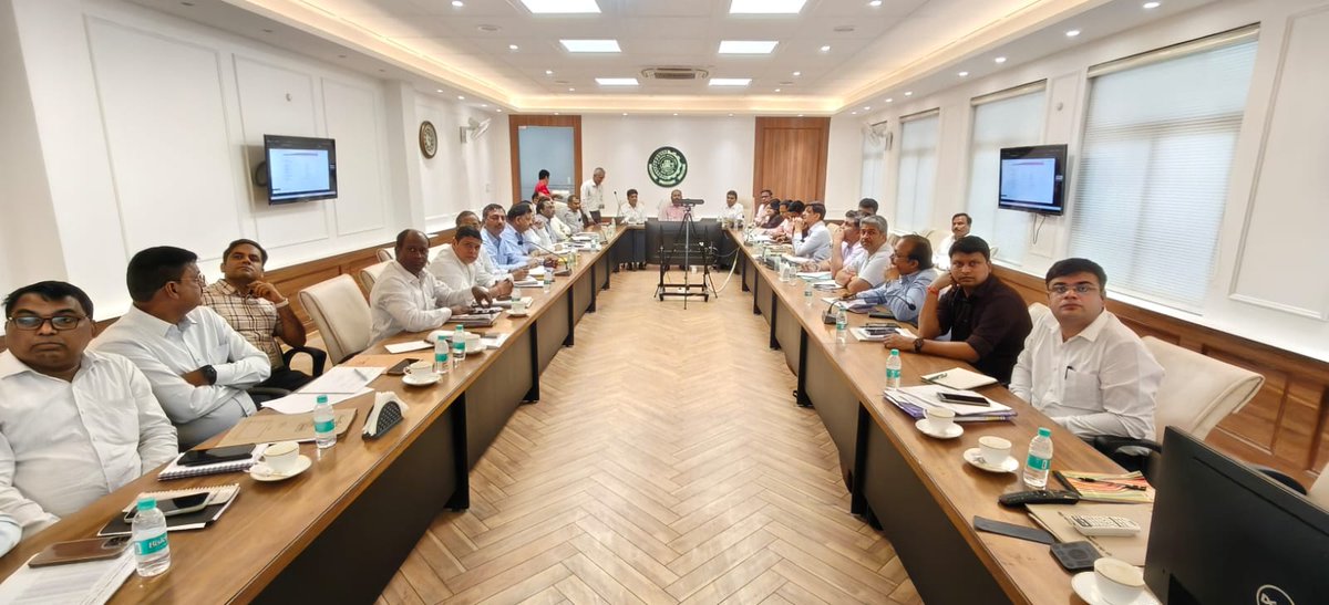 ProjectsLucknow's tweet image. यूपी प्रोजेक्ट्स कॉर्पोरेशन लि० के अधिकारियों तथा अन्य कर्मचारियों द्वारा आर्टिफीशियल इन्टेलीजेन्स टूल्स का प्रशिक्षण लिया गया।
#quality #transparency #Timeline 
@swatantrabjp 
@ErAshishSPatel