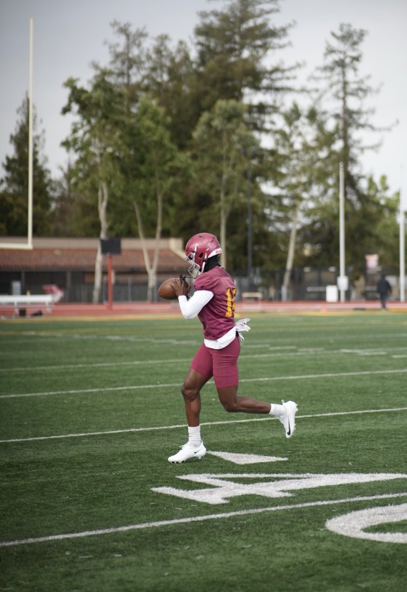 justcallmetezz's tweet image. Spring ball is back 🔥🔥 #time #juco @DALionsFootball