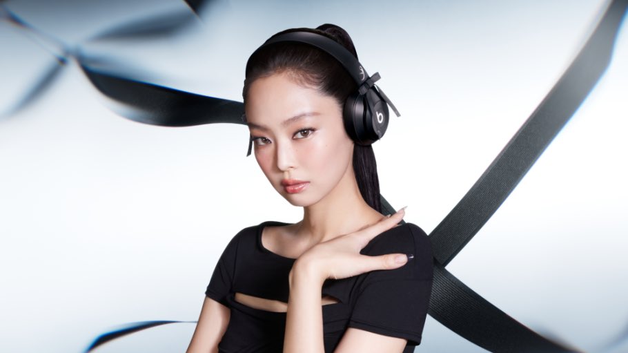 JennieDCGallery's tweet photo. 260421 Beats and Jennie Are Back Together With an Unreleased Song and New Headphones

Nobody does a drop like K-Pop. It took less than 24 hours for Beats‘ special-edition Ruby-themed headphones to sell out across Apple’s online stores last year. The collab was with global superstar Jennie: BLACKPINK member, solo artist, and one of Time’s 100 Most Influential People of 2026.

The Apple-owned audio brand and Jennie are back with a special-edition onyx-black pair of headphones, promoting the drop with an ad that includes a special treat for fans: an exclusive, unreleased track. With over a year having passed since the pop star released her debut studio album, Ruby, this will be music to fans’ ears.

Designed to match Jennie’s unique aesthetic, the headphones feature two attachable black bows, ear pads decorated with symbols inspired by her music, and a color-matched carrying case. They go on sale April 24.

The accompanying film incorporates a signature ribbon design that mesmerizes as it weaves around the headphones. True to K-pop’s reputation for high-quality music production, the backing track is exquisitely produced, with crisp beats and a punchy bassline. 

The campaign also includes a customized Apple Music playlist curated by Jennie.

For fans based in South Korea, Beats is hosting a pop-up experience in Seongsu where attendees can immerse themselves in the collaboration, demo the special-edition headphones, and leave with a custom bag charm as a memento of the drop.

Jennie’s partnership with Beats began in 2024, when she fronted the launch of the Beats Solo Buds, which subsequently exploded online. The sleek film, which shows Jennie showcasing the headphones against a minimal background, has nearly two million views and counting.

That campaign was followed in 2025 by the debut drop: a special-edition headphone in her signature red, a nod to her Ruby album, which also featured attachable bows. The spotsimilarly incorporated key visuals from the collab, playing around with Jennie’s aesthetic alongside vivid, poppy imagery.

“We always knew my first drop with Beats was just the beginning of the story,” Jennie said in a statement. “This second chapter truly represents my personal evolution and self-discovery. I wanted to create something that felt both powerful and personal, and I’m so excited for everyone to experience this new chapter with me through these sleek headphones.”