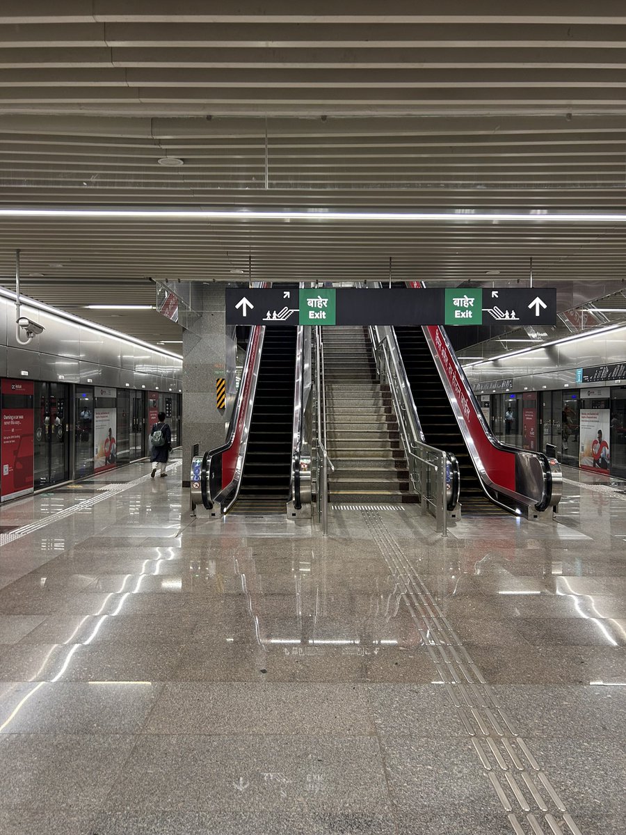 PantryCar's tweet image. Tried Aqua Line Metro to travel from CSMT To Kalbadevi! 

Just a short ride but it was nice! Stations are amazing! 

Salute to the efforts of @AshwiniBhide mam! 

#Mumbai #MumbaiMetro #SoBo
