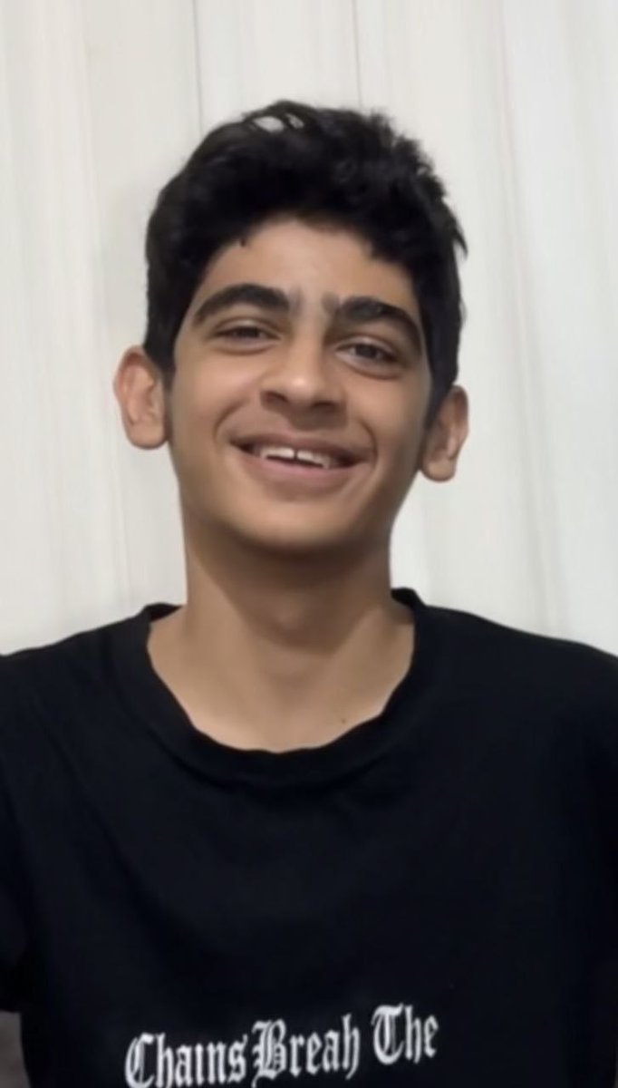 امیرمحمد شاه‌کرمی، ۱۴ ساله، ۱۸ دی در شهر قدس ناپدید شد.

۲۰ دی به تلفنش زنگ زدند؛ ماموران پاسخ دادند و گفتند «بازداشت و زنده است».

۶۰ روز بعد، پیکرش را با کد «۱۱۷۵۴» تحویل دادند؛
با آثار ضرب‌وشتم و تیر خلاص به شقیقه.

نام یک نوجوان را به یک عدد تبدیل کردند
#IranMassacre‌