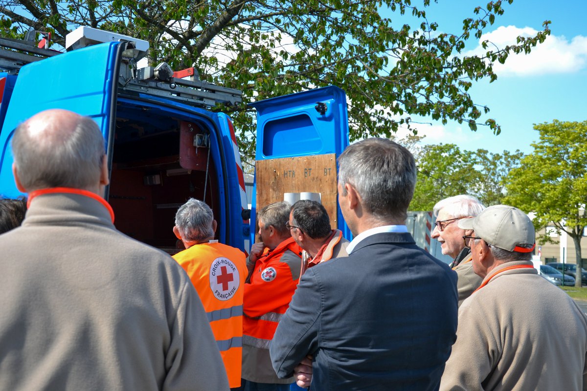 enedis_normand's tweet image. ⚡ L’unité locale de la @CroixRouge à Caen a reçu le don d'un véhicule utilitaire @enedis !  Après une première vie en intervention, il servira désormais aux actions de maraudes, au plus près de ceux qui en ont besoin ❤️ @CrfCaen 

#solidarité #réemploi #social