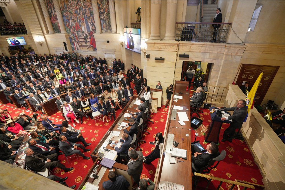 El Consejo de Estado admitió la demanda que busca tumbar el decreto del gobierno Petro que recorta el sueldo de congresistas desde julio. El caso es tan delicado que TODOS los magistrados de la Sección Segunda se declararon impedidos. Ahora lo deciden conjueces. Abrimos hilo 🧵