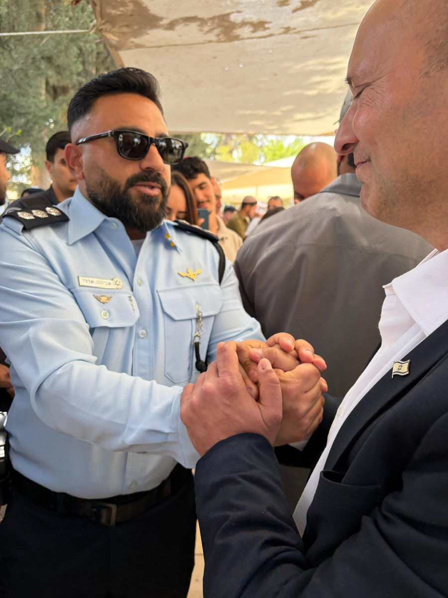 naftalibennett's tweet image. אופקים היא עיר של גיבורים.
חשוב שכל עם ישראל ידע את זה.🇮🇱

השוטרים והתושבים של אופקים הם אלה שבבוקר ה-7/10 הדפו את מתקפת המחבלים ומנעו כאן טבח עצום. 

תושבים עם אקדחים אישיים ולפעמים רק עם מקלות יצאו בגבורה עילאית פנים אל פנים מול המחבלים החמושים הרבים שפשטו עליהם.

הם לחמו באומץ