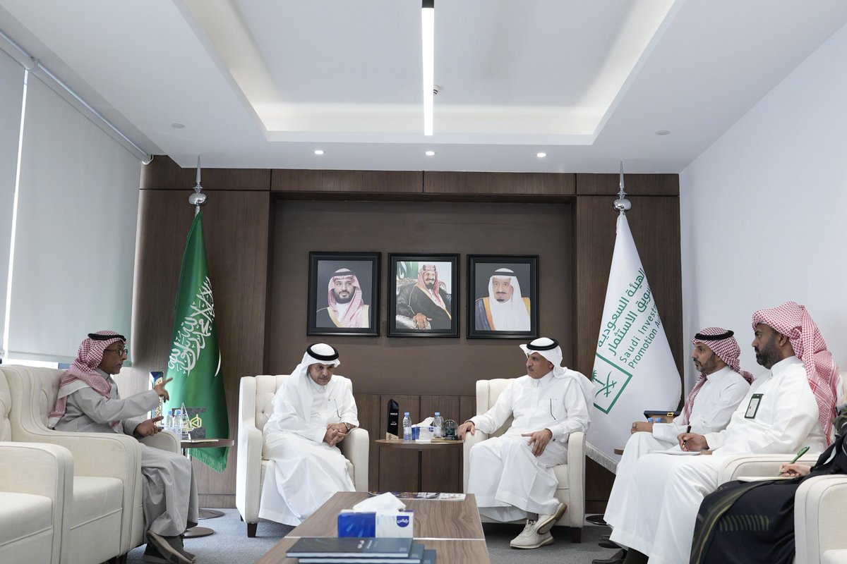 SaudiIPA's tweet photo. في إطار تعزيز تكامل الجهود لمنظومة الاستثمار، التقى سعادة الرئيس التنفيذي للهيئة السعودية لتسويق الاستثمار الأستاذ خالد الخطاف سعادة الأمين العام المكلف لهيئة المدن والمناطق الاقتصادية الخاصة الأستاذ مازن الصالح، وبحث اللقاء جهود  توحيد استقطاب الاستثمارات الأجنبية إلى المدن الاقتصادية والمناطق الخاصة، وإبراز المقومات التنافسية للبيئة الاستثمارية في المملكة.