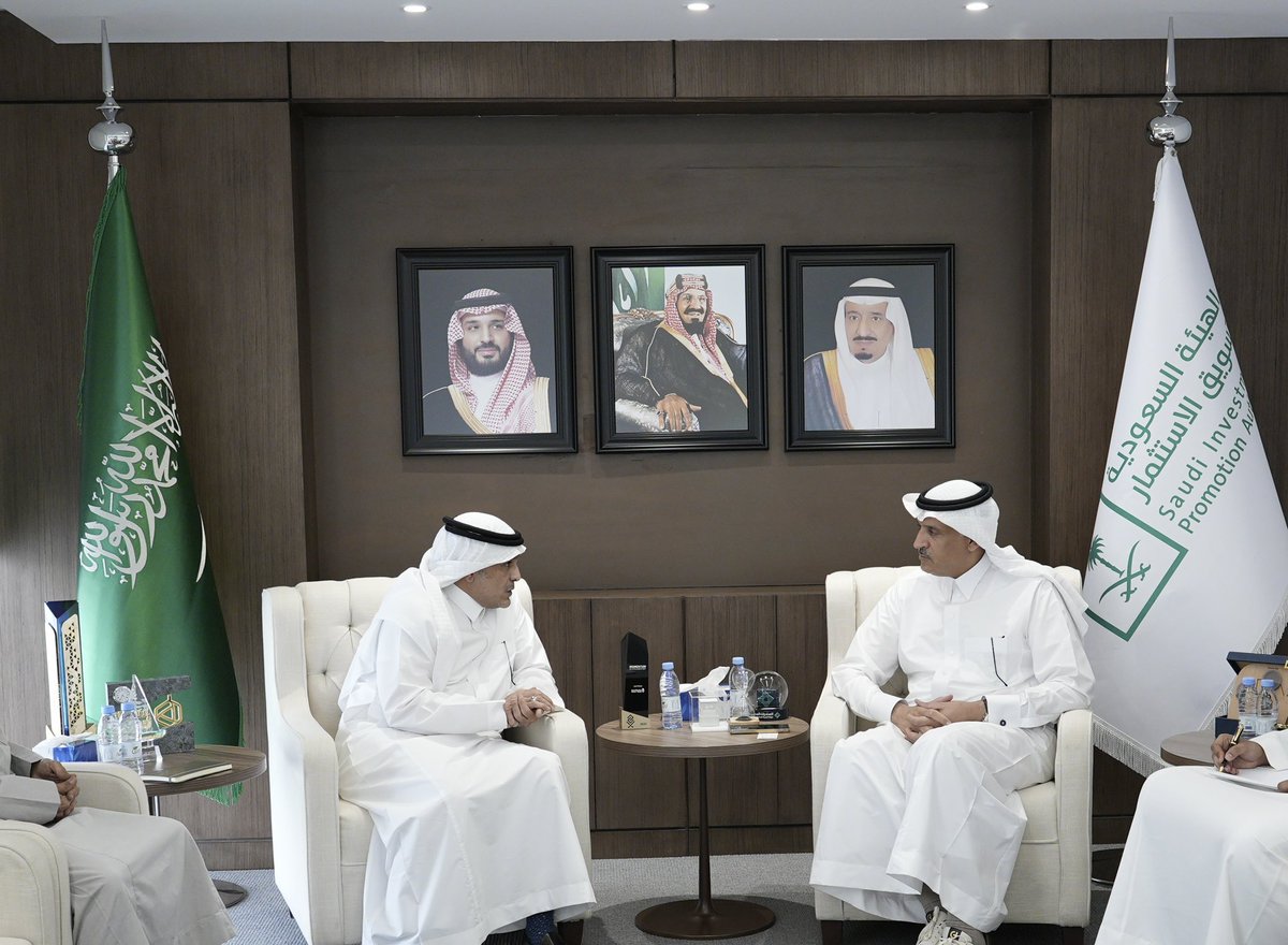 SaudiIPA's tweet photo. في إطار تعزيز تكامل الجهود لمنظومة الاستثمار، التقى سعادة الرئيس التنفيذي للهيئة السعودية لتسويق الاستثمار الأستاذ خالد الخطاف سعادة الأمين العام المكلف لهيئة المدن والمناطق الاقتصادية الخاصة الأستاذ مازن الصالح، وبحث اللقاء جهود  توحيد استقطاب الاستثمارات الأجنبية إلى المدن الاقتصادية والمناطق الخاصة، وإبراز المقومات التنافسية للبيئة الاستثمارية في المملكة.