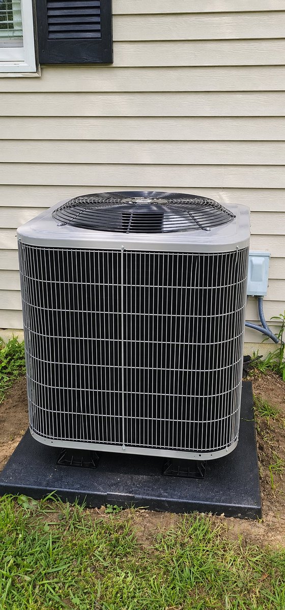 MadisonHVACR's tweet image. Service call ➡️ full upgrade in Irvine, KY 🔧
13yr old system replaced with Bryant heat pump + air handler ❄️
Don’t wait for summer breakdowns ☀️
#HVAC #Kentucky #IrvineKY