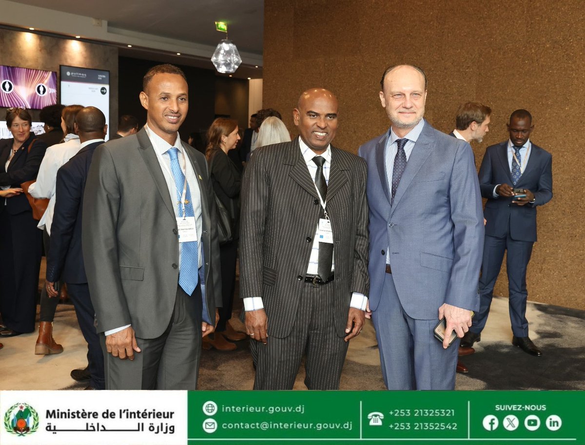 Min_Int_Djib's tweet photo. 𝐔𝐧𝐞 𝐝é𝐥é𝐠𝐚𝐭𝐢𝐨𝐧 𝐝𝐮 𝐌𝐢𝐧𝐢𝐬𝐭è𝐫𝐞 𝐝𝐞 𝐥'𝐈𝐧𝐭é𝐫𝐢𝐞𝐮𝐫 𝐩𝐚𝐫𝐭𝐢𝐜𝐢𝐩𝐞 𝐚𝐮 𝐏𝐫𝐨𝐜𝐞𝐬𝐬𝐮𝐬 𝐝𝐞 𝐊𝐡𝐚𝐫𝐭𝐨𝐮𝐦 à 𝐏𝐚𝐫𝐢𝐬 tenue du 𝟏𝟒-𝟏𝟓 𝐚𝐯𝐫𝐢𝐥 𝟐𝟎𝟐𝟔

📌 Conduite par Monsieur 𝐒𝐎𝐔𝐋𝐄𝐈𝐌𝐀𝐍 𝐌𝐎𝐔𝐌𝐈𝐍 𝐑𝐎𝐁𝐋𝐄𝐇, Secrétaire Général  𝐝𝐮 𝐌𝐢𝐧𝐢𝐬𝐭è𝐫𝐞 𝐝𝐞 𝐥'𝐈𝐧𝐭é𝐫𝐢𝐞𝐮𝐫, accompagné du 𝐋𝐢𝐞𝐮𝐭𝐞𝐧𝐚𝐧𝐭-𝐂𝐨𝐥𝐨𝐧𝐞𝐥 𝐌𝐀𝐇𝐃𝐈 𝐎𝐌𝐀𝐑 𝐌𝐀𝐇𝐀𝐌𝐎𝐔𝐃 , la représentation Djiboutienne a pris part à la 1 4ème réunion des hauts fonctionnaires du  𝐏𝐫𝐨𝐜𝐞𝐬𝐬𝐮𝐬 𝐝𝐞 𝐊𝐡𝐚𝐫𝐭𝐨𝐮𝐦.

➡️ Officiellement dénommé  «𝐈𝐧𝐢𝐭𝐢𝐚𝐭𝐢𝐯𝐞 𝐬𝐮𝐫 𝐥𝐚 𝐫𝐨𝐮𝐭𝐞 𝐦𝐢𝐠𝐫𝐚𝐭𝐨𝐢𝐫𝐞 𝐔𝐄–𝐂𝐨𝐫𝐧𝐞 𝐝𝐞 𝐥'𝐀𝐟𝐫𝐢𝐪𝐮𝐞 » , 𝙡𝙚 𝙋𝙧𝙤𝙘𝙚𝙨𝙨𝙪𝙨 𝙙𝙚 𝙆𝙝𝙖𝙧𝙩𝙤𝙪𝙢 est un cadre de dialogue politique lancé le 𝟮𝟴 𝙣𝙤𝙫𝙚𝙢𝙗𝙧𝙚 𝟮𝟬𝟭𝟰 à 𝙍𝙤𝙢𝙚.  Il réunit une 𝙦𝙪𝙖𝙧𝙖𝙣𝙩𝙖𝙞𝙣𝙚 𝙙𝙚 𝙥𝙖𝙮𝙨 𝙢𝙚𝙢𝙗𝙧𝙚𝙨 dont les États de 𝙡'𝙐𝙣𝙞𝙤𝙣 𝙚𝙪𝙧𝙤𝙥é𝙚𝙣𝙣𝙚, 𝘾𝙤𝙧𝙣𝙚 𝙙𝙚 𝙡'𝘼𝙛𝙧𝙞𝙦𝙪𝙚, les pays de la  𝘾𝙤𝙧𝙣𝙚 𝙙𝙚 𝙡'𝘼𝙛𝙧𝙞𝙦𝙪𝙚 et 𝙙'𝘼𝙛𝙧𝙞𝙦𝙪𝙚 𝙙𝙚 𝙡'𝙀𝙨𝙩 ( 𝐃𝐣𝐢𝐛𝐨𝐮𝐭𝐢, É𝐭𝐡𝐢𝐨𝐩𝐢𝐞, É𝐫𝐲𝐭𝐡𝐫é𝐞, 𝐊𝐞𝐧𝐲𝐚, 𝐒𝐨𝐦𝐚𝐥𝐢𝐞, 𝐒𝐨𝐮𝐝𝐚𝐧, 𝐒𝐨𝐮𝐝𝐚𝐧 𝐝𝐮 𝐒𝐮𝐝, 𝐎𝐮𝐠𝐚𝐧𝐝𝐚, É𝐠𝐲𝐩𝐭𝐞) ainsi que la 𝘾𝙤𝙢𝙢𝙞𝙨𝙨𝙞𝙤𝙣 𝙚𝙪𝙧𝙤𝙥é𝙚𝙣𝙣𝙚 et de 𝙡'𝙐𝙣𝙞𝙤𝙣 𝙖𝙛𝙧𝙞𝙘𝙖𝙞𝙣𝙚.

🎯 𝙎𝙚𝙨 𝙤𝙗𝙟𝙚𝙘𝙩𝙞𝙛𝙨 𝙥𝙧𝙞𝙣𝙘𝙞𝙥𝙖𝙪𝙭 :
◾ Lutter contre la 𝙩𝙧𝙖𝙞𝙩𝙚 𝙙𝙚𝙨 ê𝙩𝙧𝙚𝙨 𝙝𝙪𝙢𝙖𝙞𝙣𝙨 et le 𝐭𝐫𝐚𝐟𝐢𝐜 𝐝𝐞 𝐦𝐢𝐠𝐫𝐚𝐧𝐭𝐬.
◾ Démanteler les 𝙧é𝙨𝙚𝙖𝙪𝙭 𝙘𝙧𝙞𝙢𝙞𝙣𝙚𝙡𝙨 opérant sur les 𝙧𝙤𝙪𝙩𝙚𝙨 𝙢𝙞𝙜𝙧𝙖𝙩𝙤𝙞𝙧𝙚𝙨.
◾ Protéger les 𝐝𝐫𝐨𝐢𝐭𝐬 𝐝𝐞𝐬 𝐦𝐢𝐠𝐫𝐚𝐧𝐭𝐬 𝐞𝐭 𝐝𝐞𝐬 𝐫é𝐟𝐮𝐠𝐢é𝐬.
◾ Renforcer la 𝐠𝐞𝐬𝐭𝐢𝐨𝐧 𝐜𝐨𝐧𝐜𝐞𝐫𝐭é𝐞 𝐝𝐞𝐬 𝐟𝐫𝐨𝐧𝐭𝐢è𝐫𝐞𝐬.
◾ Traiter les 𝐜𝐚𝐮𝐬𝐞𝐬 𝐩𝐫𝐨𝐟𝐨𝐧𝐝𝐞𝐬 𝐝𝐞 𝐥𝐚 𝐦𝐢𝐠𝐫𝐚𝐭𝐢𝐨𝐧 𝐢𝐫𝐫é𝐠𝐮𝐥𝐢è𝐫𝐞.
◾ Promouvoir la 𝐦𝐢𝐠𝐫𝐚𝐭𝐢𝐨𝐧 𝐥é𝐠𝐚𝐥𝐞 𝐞𝐭 𝐥𝐚 𝐦𝐨𝐛𝐢𝐥𝐢𝐭é.

🎙️Lors de son intervention, 𝐥𝐞 𝐒𝐞𝐜𝐫é𝐭𝐚𝐢𝐫𝐞 𝐆é𝐧é𝐫𝐚𝐥 a officiellement exprimé le souhait de voir la 𝐑é𝐩𝐮𝐛𝐥𝐢𝐪𝐮𝐞 𝐝𝐞 𝐃𝐣𝐢𝐛𝐨𝐮𝐭𝐢 intégrer le Processus de Khartoum et a proposé l'introduction de la langue française comme langue de communication au sein du dialogue. 

➡️ La réunion s'est conclue par la passation officielle de la Présidence de la France à l'Ouganda qui assurera la conduite des travaux pour l'année à venir.

✔️ Le 𝐌𝐢𝐧𝐢𝐬𝐭è𝐫𝐞 𝐝𝐞 𝐥'𝐈𝐧𝐭é𝐫𝐢𝐞𝐮𝐫 réaffirme son engagement en faveur d'une 𝐜𝐨𝐨𝐩é𝐫𝐚𝐭𝐢𝐨𝐧 𝐦𝐢𝐠𝐫𝐚𝐭𝐨𝐢𝐫𝐞 efficace, humaine et concertée, aux côtés de ses 𝐩𝐚𝐫𝐭𝐞𝐧𝐚𝐢𝐫𝐞𝐬 𝐢𝐧𝐭𝐞𝐫𝐧𝐚𝐭𝐢𝐨𝐧𝐚𝐮𝐱.