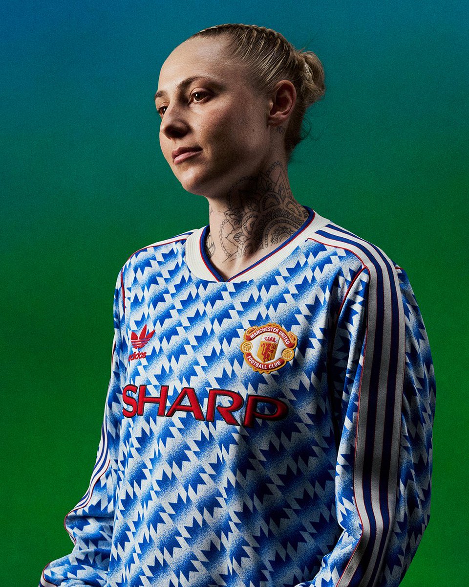 alex_tseng's tweet image. Nova camisa do Manchester United (@ManUtd).

A coleção “Bringback” revive a icônica camisa 2 de 1990/1992. 

O uniforme foi usado na conquista da Copa da Liga Inglesa contra o Nottingham Forest, em 1992.

Um espetáculo da @adidasfootball e @adidasUK!
#ManchesterUnited