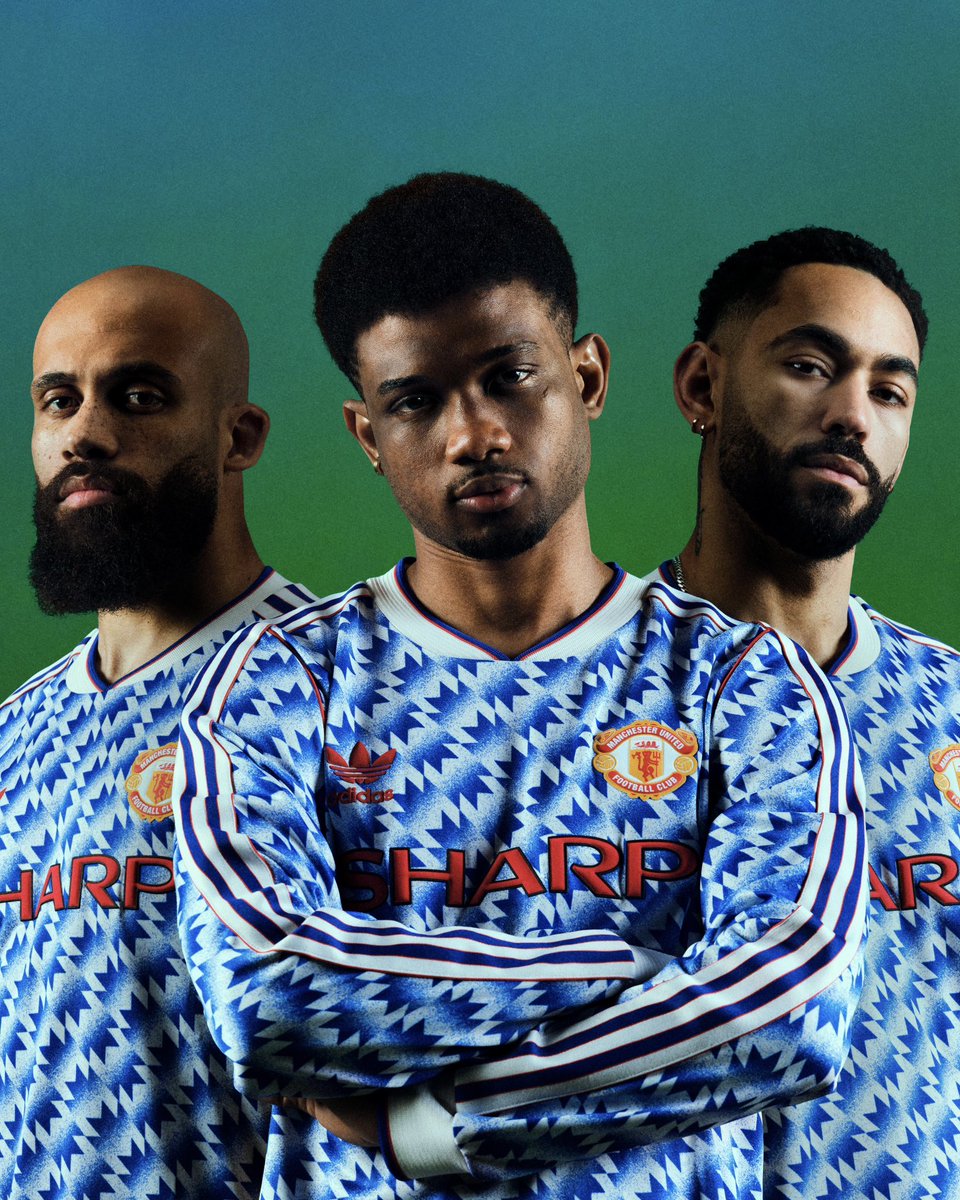alex_tseng's tweet image. Nova camisa do Manchester United (@ManUtd).

A coleção “Bringback” revive a icônica camisa 2 de 1990/1992. 

O uniforme foi usado na conquista da Copa da Liga Inglesa contra o Nottingham Forest, em 1992.

Um espetáculo da @adidasfootball e @adidasUK!
#ManchesterUnited