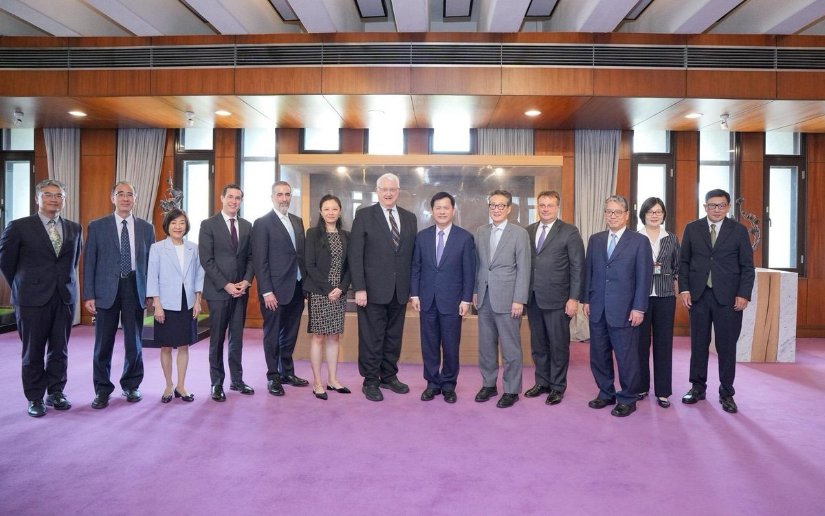 MOFA_Taiwan's tweet image. FM @chia_lung welcomed a @CSIS delegation led by CEO Dr. John Hamre to discuss #Taiwan–#US ties. Taiwan is harnessing AI, cyber &amp;amp; defense tech in a diplomatic approach based on values, alliances &amp;amp; economic strength, building secure supply chains with like-minded partners.