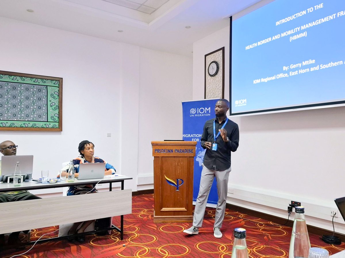 IOMKenya's tweet image. IOM #Kenya &amp;amp; @IOM_EHSA joined @jumuiya to boost cross-border health preparedness at Points of Entry (PoE). Partners advanced a PoE toolkit &amp;amp; finalized the East African Community Risk Communication &amp;amp; Community Engagement Strategy &amp;amp; SOPs. Thank you @IOMDevFund for the support. 🌍🤝
