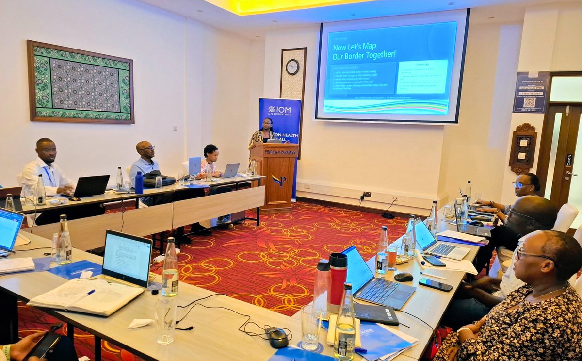 IOMKenya's tweet image. IOM #Kenya &amp;amp; @IOM_EHSA joined @jumuiya to boost cross-border health preparedness at Points of Entry (PoE). Partners advanced a PoE toolkit &amp;amp; finalized the East African Community Risk Communication &amp;amp; Community Engagement Strategy &amp;amp; SOPs. Thank you @IOMDevFund for the support. 🌍🤝