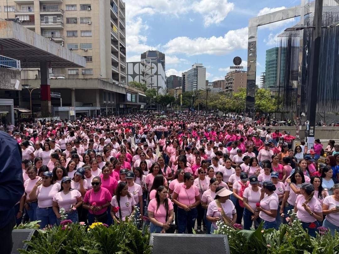 INDIURBANEJA's tweet photo. Ayer más de 2000 mujeres nos congregamos en la Plaza Brión de chacaito para decirle al mundo:

¡No a la misoginia! 
¡No al racismo del extremismo opositor! 

Este fue un acto de amor  y apoyo espontáneo a la Presidenta (E) @delcyrodriguezv https://t.co/p6V4E7lPo4