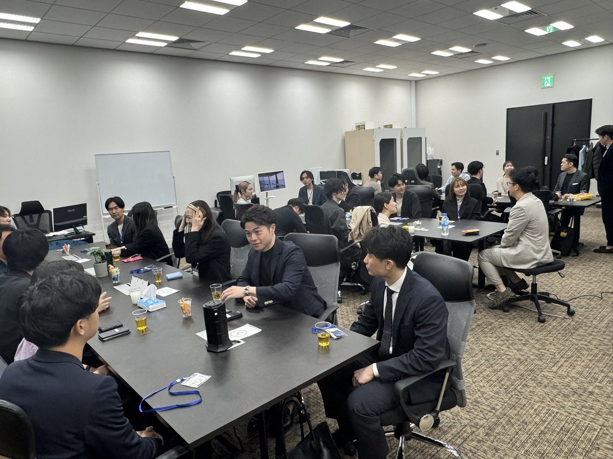 aika_career's tweet photo. 【CockPit主催 エージェント交流会開催🔥】
今回は弊社執行役員の中島がゲスト登壇✌️中島による覚悟の話がとても良かったという声をたくさんいただきました！
チームごとにワークをしたり、CA同士での交流も活発にできたようで、よかったです☺️
ご参加ありがとうございました！！ https://t.co/5SOnRCAdJZ