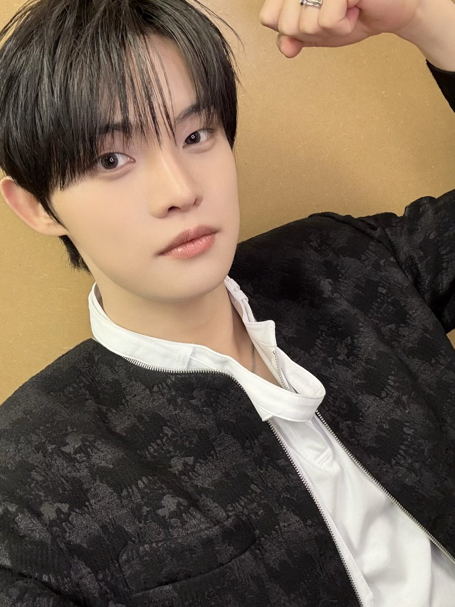 CYE_MEMBERS7's tweet image. 클유아 멋진 포즈로 등장!
이번 활동 우리 좋은 추억 많이 만들자 기다려줘서 고마워 달려보자~~~~

#전민욱 #JEONMINWOOK 
#CLOSEYOUREYES #클로즈유어아이즈 
#CYE #클유아