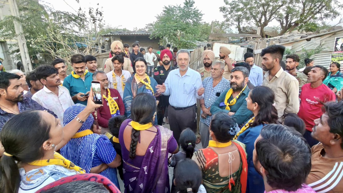 AAPbalbir's tweet image. ਅੱਜ ਗਾਂਧੀਧਾਮ ਦੇ ਵਾਰਡ ਨੰਬਰ 12 ਵਿੱਚ ਚੋਣ ਪ੍ਰਚਾਰ ਦੌਰਾਨ ਲੋਕਾਂ ਨਾਲ ਮੁਲਾਕਾਤ ਕਰਕੇ ਆਪਣੇ ਵਿਚਾਰ ਸਾਂਝੇ ਕੀਤੇ।ਇਸ ਮੌਕੇ ਪੰਜਾਬ ਅਤੇ ਦਿੱਲੀ ਵਿਚ ਆਮ ਆਦਮੀ ਪਾਰਟੀ ਦੁਆਰਾ ਕੀਤੇ ਵਿਕਾਸ ਮਾਡਲ ਬਾਰੇ ਵੀ ਜਾਣਕਾਰੀ ਦਿੱਤੀ। ਲੋਕਾਂ ਦਾ ਪਿਆਰ ਦੱਸ ਰਿਹਾ ਹੈ—ਇਸ ਵਾਰ ਬਦਲਾਅ ਪੱਕਾ ਹੈ।

#AAPGujarat #AamAadmiParty #ElectionCampaign