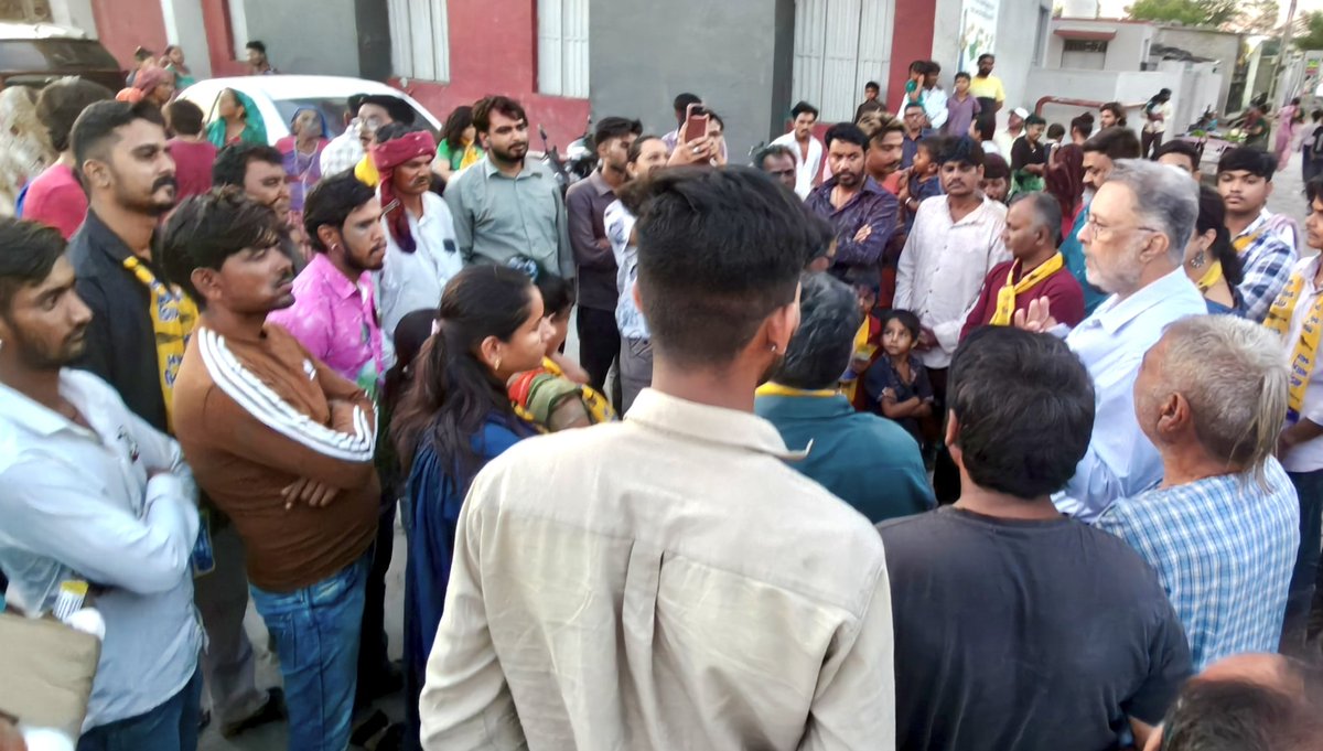AAPbalbir's tweet image. ਅੱਜ ਗਾਂਧੀਧਾਮ ਦੇ ਵਾਰਡ ਨੰਬਰ 12 ਵਿੱਚ ਚੋਣ ਪ੍ਰਚਾਰ ਦੌਰਾਨ ਲੋਕਾਂ ਨਾਲ ਮੁਲਾਕਾਤ ਕਰਕੇ ਆਪਣੇ ਵਿਚਾਰ ਸਾਂਝੇ ਕੀਤੇ।ਇਸ ਮੌਕੇ ਪੰਜਾਬ ਅਤੇ ਦਿੱਲੀ ਵਿਚ ਆਮ ਆਦਮੀ ਪਾਰਟੀ ਦੁਆਰਾ ਕੀਤੇ ਵਿਕਾਸ ਮਾਡਲ ਬਾਰੇ ਵੀ ਜਾਣਕਾਰੀ ਦਿੱਤੀ। ਲੋਕਾਂ ਦਾ ਪਿਆਰ ਦੱਸ ਰਿਹਾ ਹੈ—ਇਸ ਵਾਰ ਬਦਲਾਅ ਪੱਕਾ ਹੈ।

#AAPGujarat #AamAadmiParty #ElectionCampaign