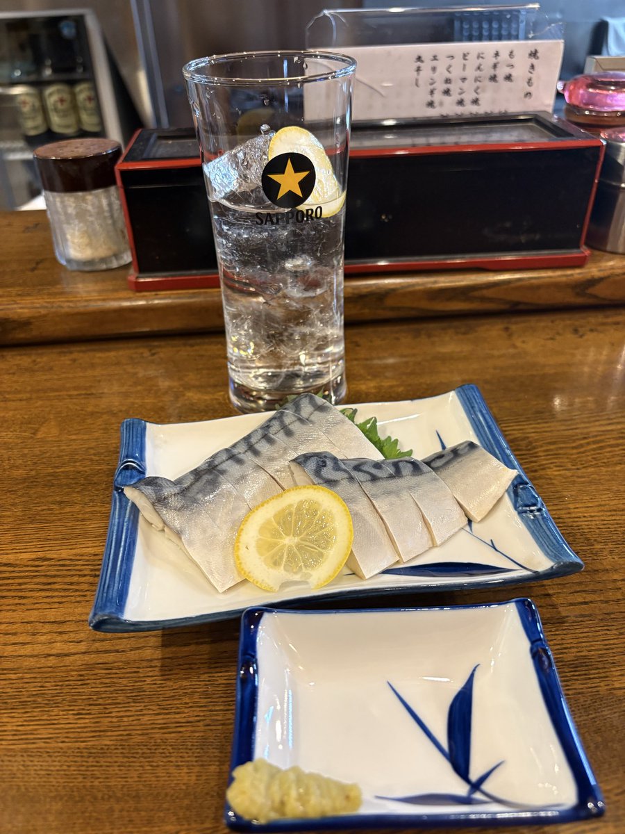 duc026084's tweet photo. からの！

浦和でいつもの五兵衞さんへ。減量明けのボデービルダーのように、昼間から飲んで食ってやらかしてしまった。合計8杯

アレ😅？つーか１日サボってたけど、今日は平日で通常勤務だった❣️

これで給料が出るんだから営業マン（サラリーマン）ってーのはラクな商売ですな🤣 https://t.co/pPGbmDQtk8