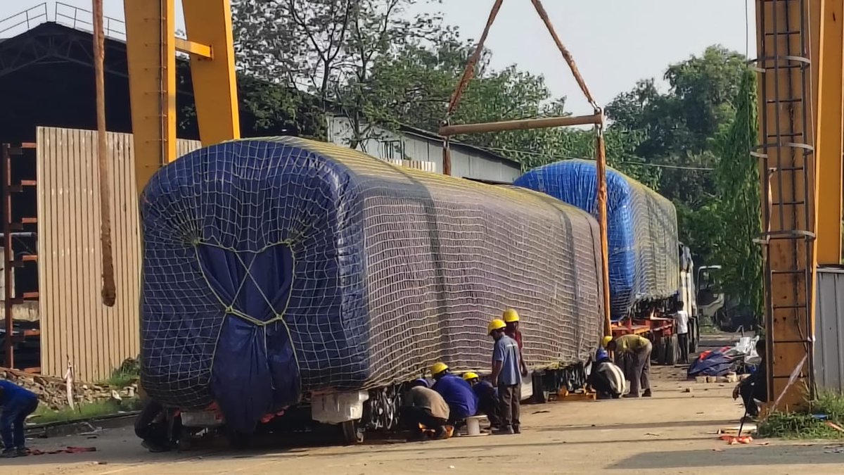 10th #YellowLine train is on the way to Bengaluru &amp; has reached Ichapuram (AP).
Arrival: April-end

The 11th train is undergoing stickering at the TRSL factory.
Dispatch: April-end 

TS09 undergoing tests.
Enters service: Early May

(File photo)

<a href="/WF_Watcher/">Bangalore Metro Updates</a> <a href="/blrmetrotracker/">BLR Metro Tracker</a>