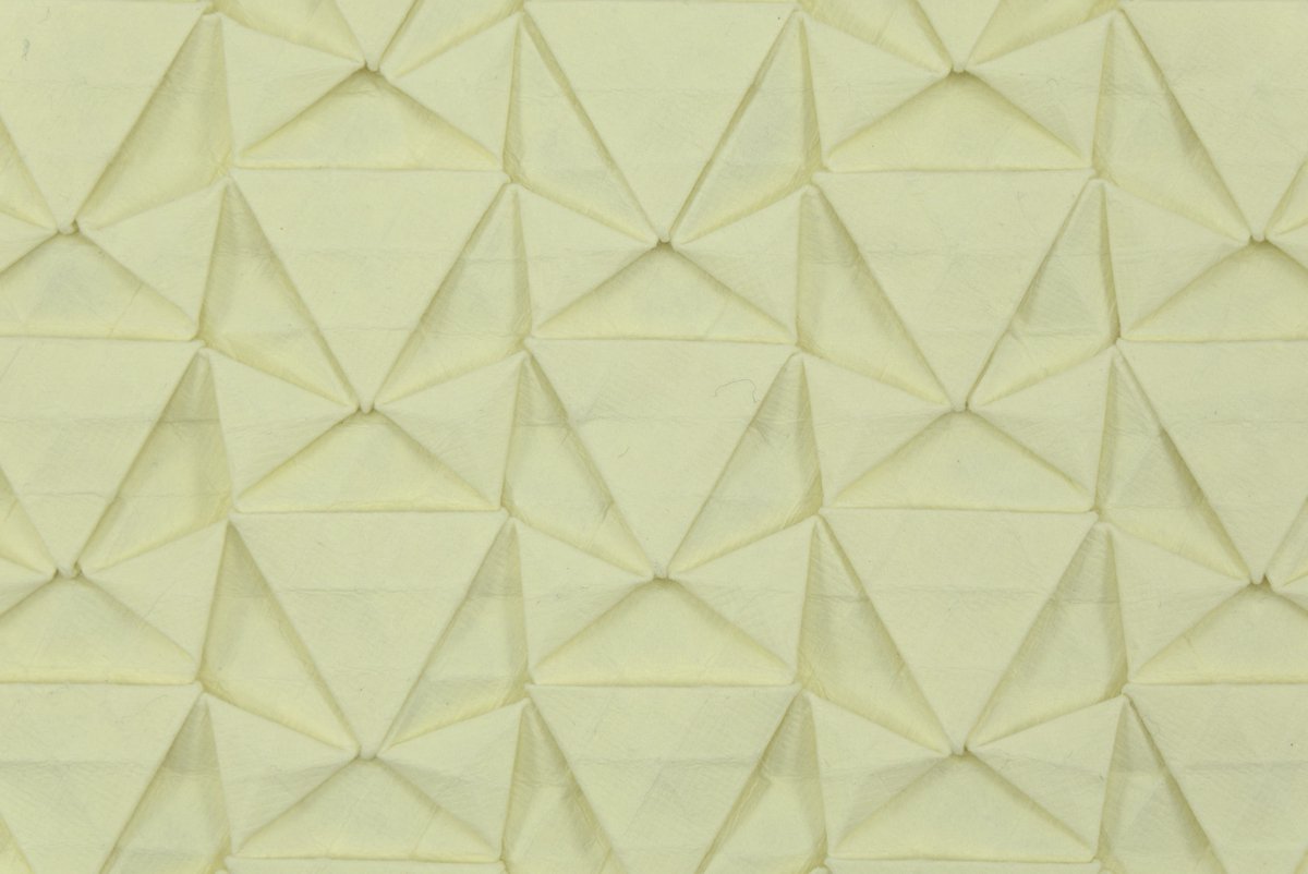mkosmul's tweet image. Triangle Patch Tessellation (front, close-up). A tribute to the Warsaw Ghetto Uprising, started on April 19th, 1943.

#origami #折り紙 #종이접기 #Оригами #origamitessellation #MichałKosmulski #ŁączyNasPamięć #PowstanieWGetcie