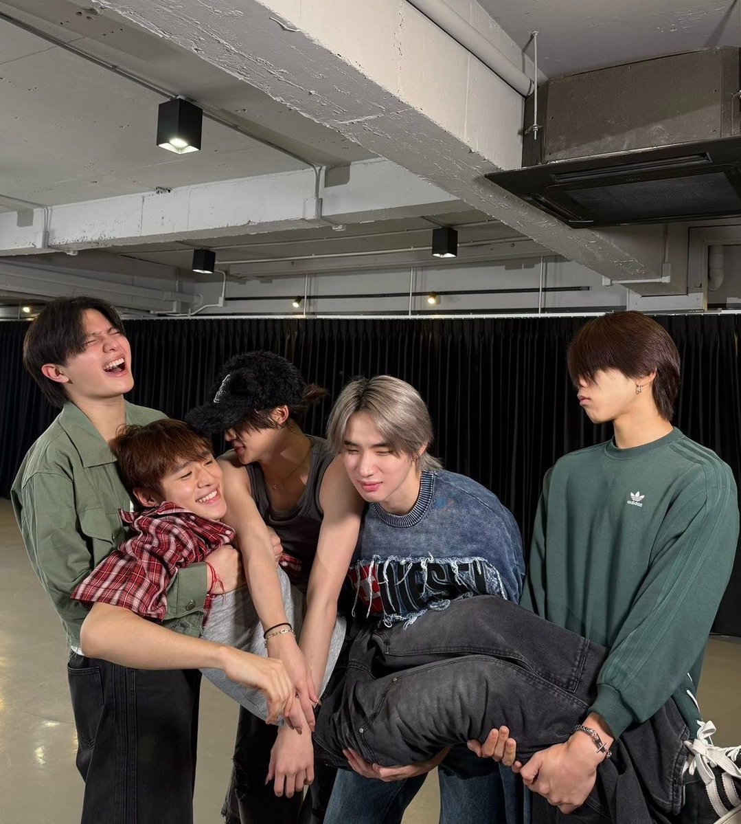 ᴊᴇɴᴀɪ tweet media