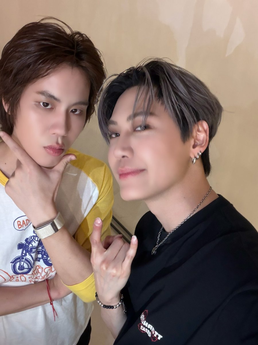 it’s like after many days the cloudy sky finally starts shining again with a beautiful sun and fluffy clouds ^^