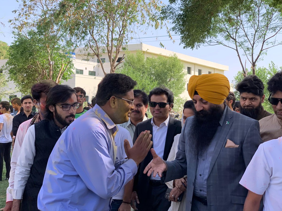 hrmapunjab's tweet image. For the first time in history, a Provincial Minister joined Holi festivities at Punjab University. Minister for Minority Affairs @SardarArora attended as Chief Guest, marking a major milestone for interfaith harmony.
.
.
#holi #holifestival #punjabuniversity #rameshsingharora