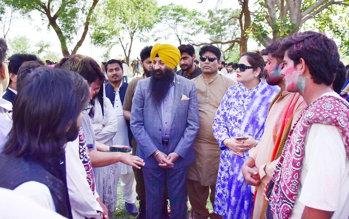 hrmapunjab's tweet image. For the first time in history, a Provincial Minister joined Holi festivities at Punjab University. Minister for Minority Affairs @SardarArora attended as Chief Guest, marking a major milestone for interfaith harmony.
.
.
#holi #holifestival #punjabuniversity #rameshsingharora