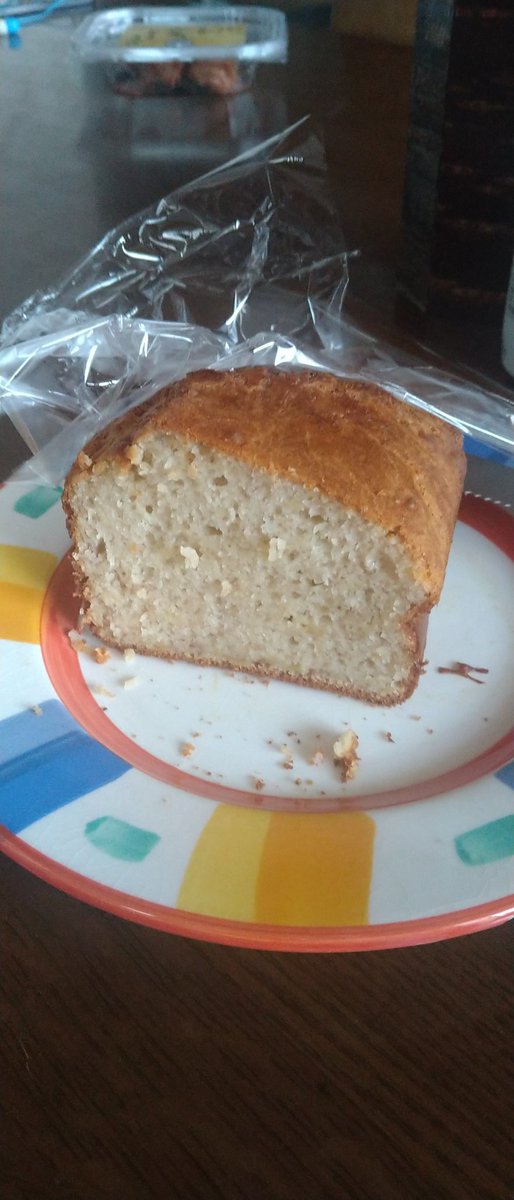 anothercolor2's tweet photo. バナナケーキを作ってみた🍌
実は前回初めて作った時、表面カチカチで失敗した😫
でも、レシピをよく調べ直してまた挑戦したら上手くできた🤗
失敗の後の成功は普通に成功するより嬉しいと思った😄
#失敗は成功のもと https://t.co/M9dGejJQbU