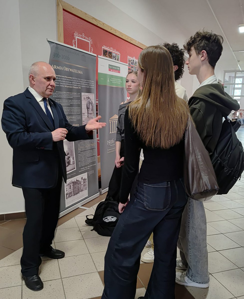 konsulat2000's tweet photo. Great meeting with students 
https://t.co/jk6ZNzBQ6b in 2 LO Gdynia, lecture and opening of the Easter Rising 110th anniversary exhibition by Irish Culture Foundation https://t.co/R63yKVXe93 thank you for fantastic welcome. @IEAmbPoland @IrlEmbWarsaw @dfatirl @PLinIreland https://t.co/DSZ55jYMO9