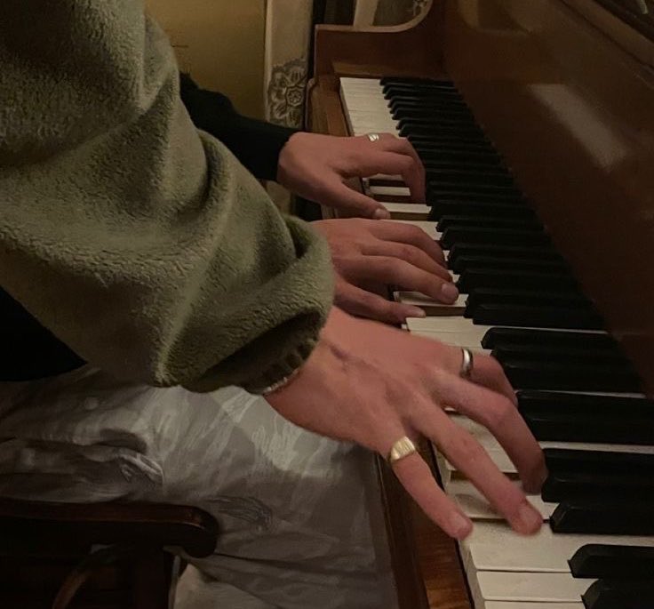 tournesolcore's tweet image. #socmed #partenogay au 𝄞 ⌂ ⋆.🪻༘⋆

dove lucad e luca7 sono due coinquilini che non vanno d’accordo e quest’ultimo, per conquistare la simpatia dell’altro, prova a coccolarlo con le sue cose preferite. i due, però, si ritroveranno in conservatorio in modo…inaspettato