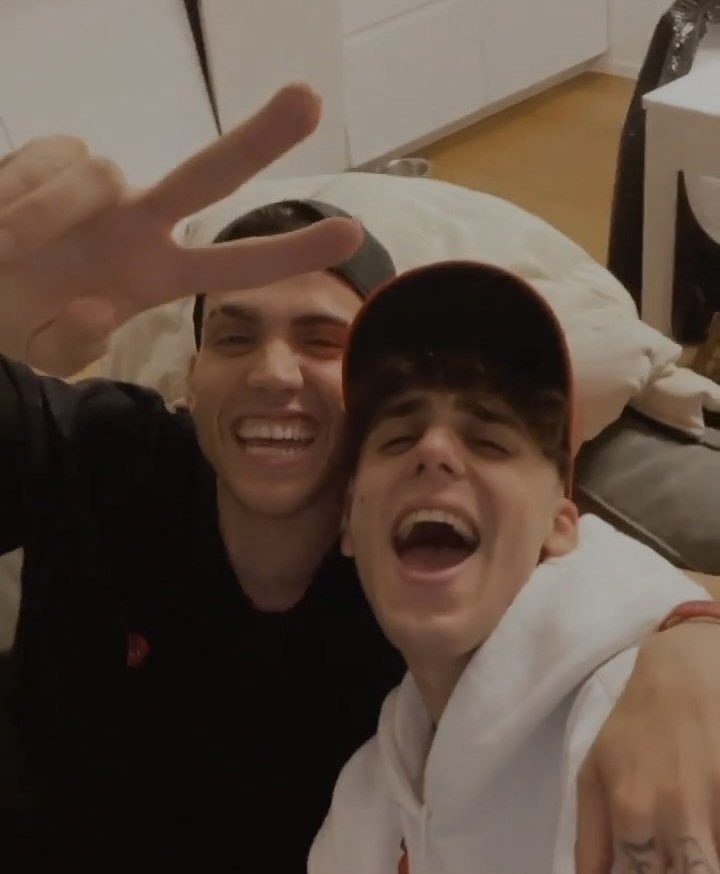 tournesolcore's tweet image. #socmed #partenogay au 𝄞 ⌂ ⋆.🪻༘⋆

dove lucad e luca7 sono due coinquilini che non vanno d’accordo e quest’ultimo, per conquistare la simpatia dell’altro, prova a coccolarlo con le sue cose preferite. i due, però, si ritroveranno in conservatorio in modo…inaspettato