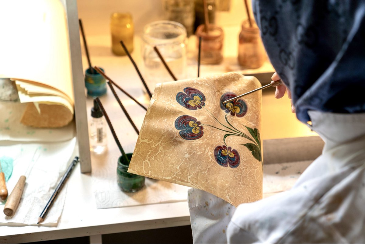 insanveirfan's tweet image. Kasımpaşa Mevlevihanesi’nde Esma Ağca Hocamızın eğitmenliğinde yürütülen Ebru kurslarımızda öğrencilerimiz, 4’lü buket karanfil ve menekşe çalışmaları yaptılar 🌷💐

#gelenekselsanatlar #ebru #marbling