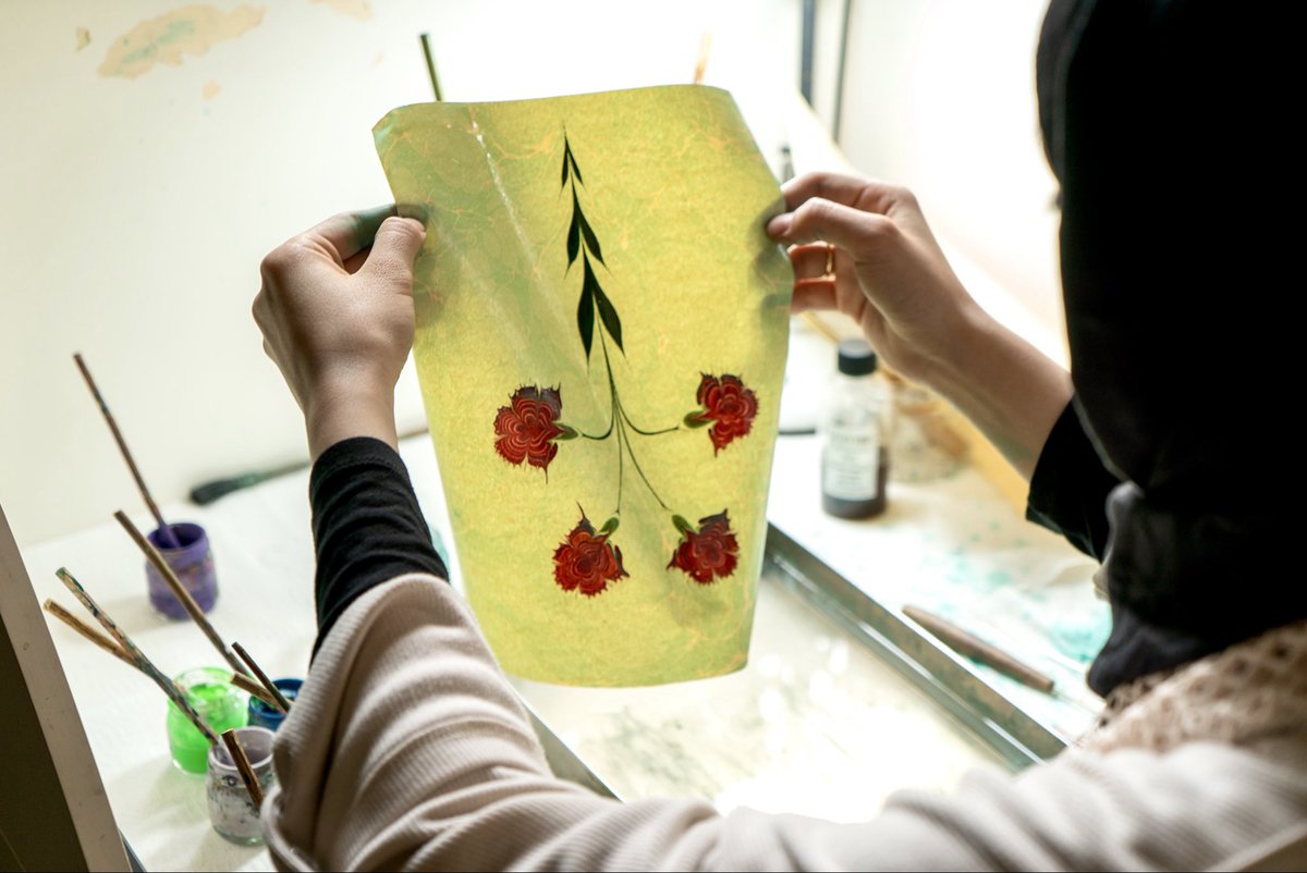 insanveirfan's tweet image. Kasımpaşa Mevlevihanesi’nde Esma Ağca Hocamızın eğitmenliğinde yürütülen Ebru kurslarımızda öğrencilerimiz, 4’lü buket karanfil ve menekşe çalışmaları yaptılar 🌷💐

#gelenekselsanatlar #ebru #marbling